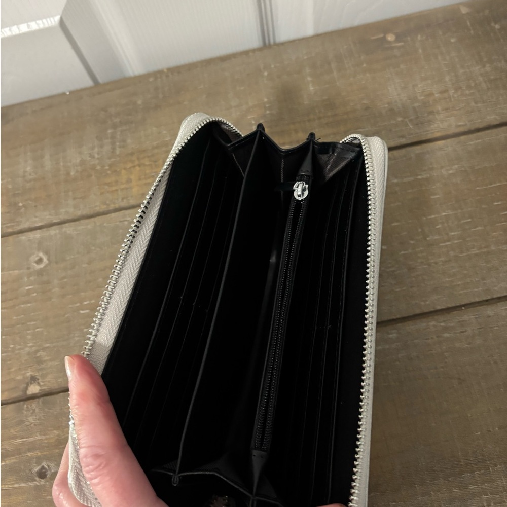 Silver leather Textured Wallet - Picture 3 of 5